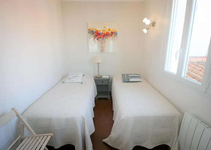 Holiday home Maison Soignee Proche Et Centre-ville, Avec Jardin Cloture Et Wifi - Fr-1-22-332